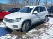 2017 Volkswagen Tiguan Wolfsburg Edition z VIN WVGRV7AX1HK005782, wystawiony jako IAAI lot #41624861 z przebiegiem 114 660 mil mil oraz . Historia ofert i sprzedaży dostępna na DreamBid. Obrazek 17.