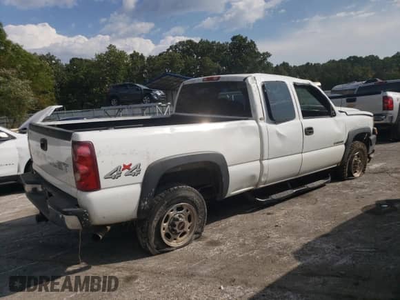 2003 Chevrolet Silverado 2500HD LT z VIN 1GCHK29U83E314808, wystawiony jako Copart lot #72331804 z przebiegiem 228 467 mil mil oraz Szkoda całkowita • Salvage title. Historia ofert i sprzedaży dostępna na DreamBid. Obrazek 3.
