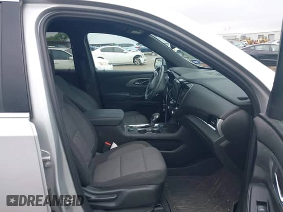 2022 Chevrolet Traverse LT Cloth z VIN 1GNERGKW9NJ160988, wystawiony jako IAAI lot #42379091 z przebiegiem 57 689 mil mil oraz . Historia ofert i sprzedaży dostępna na DreamBid. Obrazek 5.