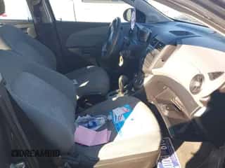 2013 Chevrolet Sonic LS с VIN 1G1JA5SH0D4160064, выставлен на аукционе IAAI как лот 43481859 с пробегом 122 342 миль миль и . История ставок и продаж доступна на DreamBid. Изображение 5.