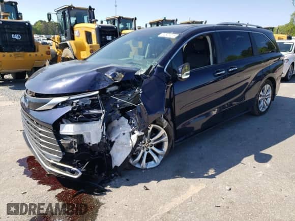 2024 Toyota Sienna Platinum с VIN 5TDERKEC0RS187244, выставлен на аукционе Copart как лот 52601025 с пробегом 11 881 миль миль и Списание • Salvage title. История ставок и продаж доступна на DreamBid. Изображение 1.