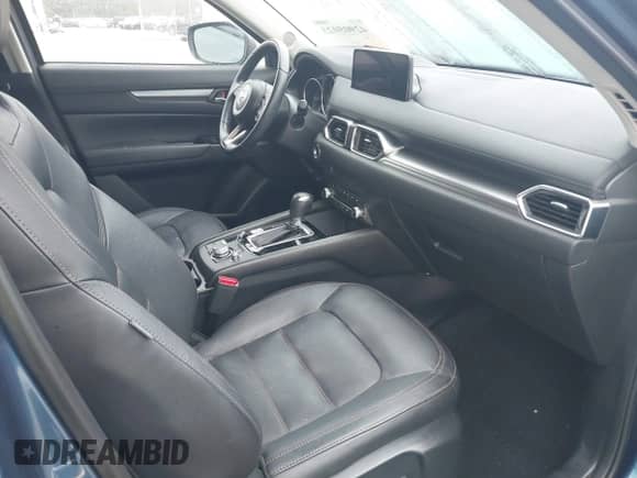 2023 Mazda CX-5 S Carbon Edition z VIN JM3KFBCM0P0195827, wystawiony jako IAAI lot #42905023 z przebiegiem 31 766 mil mil oraz . Historia ofert i sprzedaży dostępna na DreamBid. Obrazek 5.