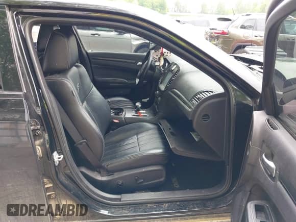 2014 Chrysler 300 S с VIN 2C3CCAGG7EH374402, выставлен на аукционе IAAI как лот 39421365 с пробегом Не указан миль и . История ставок и продаж доступна на DreamBid. Изображение 5.