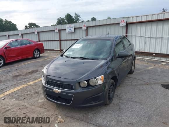 2016 Chevrolet Sonic LT z VIN 1G1JC5SH9G4157517, wystawiony jako IAAI lot #43096087 z przebiegiem 122 808 mil mil oraz . Historia ofert i sprzedaży dostępna na DreamBid. Obrazek 2.