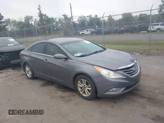 2013 Hyundai Sonata GLS z VIN 5NPEB4AC6DH730472, wystawiony jako IAAI lot #43312659 z przebiegiem 260 858 mil mil oraz . Historia ofert i sprzedaży dostępna na DreamBid. Obrazek 1.