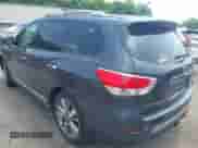 2013 Nissan Pathfinder SV z VIN 5N1AR2MMXDC669881, wystawiony jako IAAI lot #42571921 z przebiegiem 158 714 mil mil oraz . Historia ofert i sprzedaży dostępna na DreamBid. Obrazek 3.