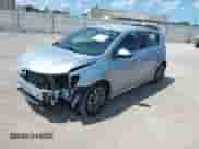 2017 Chevrolet Sonic LT z VIN 1G1JD6SG2H4137394, wystawiony jako IAAI lot #42593186 z przebiegiem 51 431 mil mil oraz . Historia ofert i sprzedaży dostępna na DreamBid. Obrazek 18.