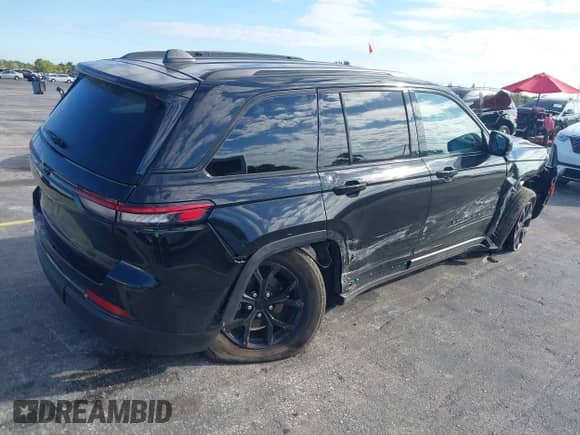 2024 Jeep Grand Cherokee Altitude with VIN 1C4RJHAG1R8506966, listed as a IAAI auction lot 41677936 with 29,764 mi miles and . Bid and sale history available at DreamBid. Image 4.