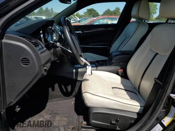 2014 Chrysler 300 z VIN 2C3CCARG1EH381682, wystawiony jako Copart lot #71827845 z przebiegiem 84 714 mil mil oraz Szkoda całkowita • Salvage title. Historia ofert i sprzedaży dostępna na DreamBid. Obrazek 7.