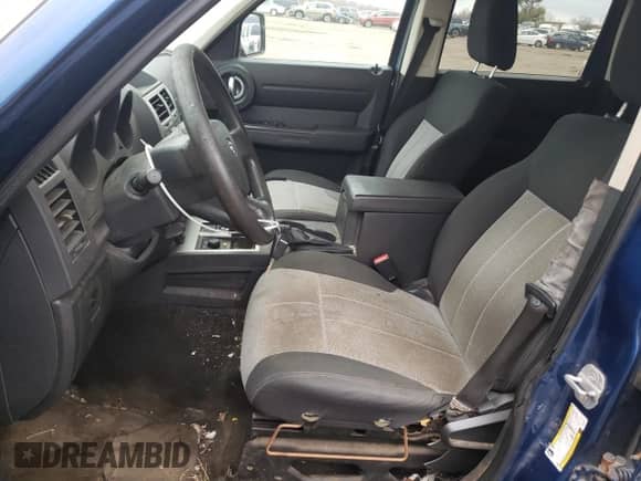 2009 Dodge Nitro SXT z VIN 1D8GU28K69W535771, wystawiony jako Copart lot #79497404 z przebiegiem 238 744 mil mil oraz Czysty tytuł • Clean title. Historia ofert i sprzedaży dostępna na DreamBid. Obrazek 7.