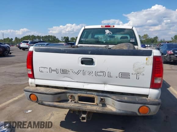 2005 Chevrolet Silverado 1500 LS z VIN 2GCEC19V951364379, wystawiony jako IAAI lot #43260409 z przebiegiem 160 813 mil mil oraz . Historia ofert i sprzedaży dostępna na DreamBid. Obrazek 16.