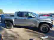 2025 Toyota Tacoma SR z VIN 3TMLB5JN9SM119566, wystawiony jako IAAI lot #43569506 z przebiegiem 12 312 mil mil oraz . Historia ofert i sprzedaży dostępna na DreamBid. Obrazek 14.