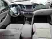 2017 Hyundai Tucson Value z VIN KM8J3CA29HU581124, wystawiony jako Copart lot #71678465 z przebiegiem 73 004 mil mil oraz Szkoda całkowita • Salvage title. Historia ofert i sprzedaży dostępna na DreamBid. Obrazek 8.