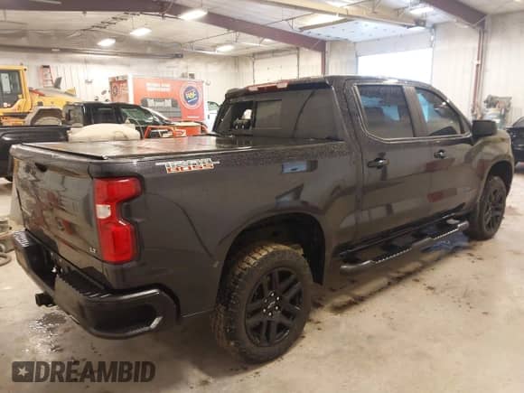 2024 Chevrolet Silverado 1500 LT Trail Boss z VIN 3GCUDFED5RG123564, wystawiony jako IAAI lot #42193775 z przebiegiem 26 302 mil mil oraz . Historia ofert i sprzedaży dostępna na DreamBid. Obrazek 4.