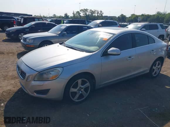 2012 Volvo S60 T5 с VIN YV1622FS2C2021170, выставлен на аукционе IAAI как лот 43240549 с пробегом 147 125 миль миль и . История ставок и продаж доступна на DreamBid. Изображение 2.