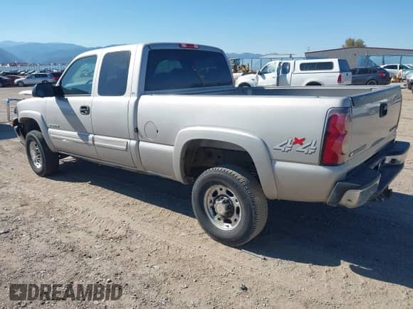 2004 Chevrolet Silverado 2500HD Work Truck z VIN 1GCHK29UX4E248716, wystawiony jako IAAI lot #43273136 z przebiegiem 174 439 mil mil oraz . Historia ofert i sprzedaży dostępna na DreamBid. Obrazek 3.