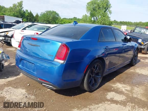 2022 Chrysler 300 Touring z VIN 2C3CCAAG1NH139499, wystawiony jako IAAI lot #42168579 z przebiegiem 240 608 mil mil oraz . Historia ofert i sprzedaży dostępna na DreamBid. Obrazek 4.