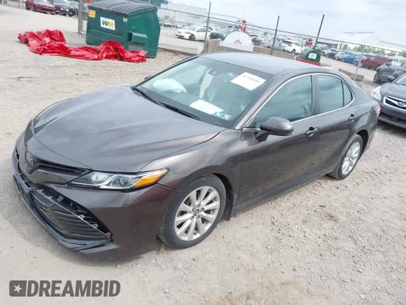 2018 Toyota Camry SE z VIN 4T1B11HK8JU541000, wystawiony jako IAAI lot #42759084 z przebiegiem 54 273 mil mil oraz . Historia ofert i sprzedaży dostępna na DreamBid. Obrazek 2.