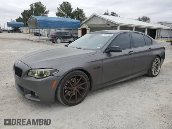 2016 BMW 5 Series 550i z VIN WBAKN9C57GD963192, wystawiony jako Copart lot #43717255 z przebiegiem 55 007 mil mil oraz Czysty tytuł • Clean title. Historia ofert i sprzedaży dostępna na DreamBid. Obrazek 1.