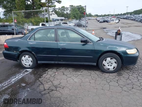 1998 Honda Accord LX z VIN 1HGCG1649WA044656, wystawiony jako IAAI lot #43286480 z przebiegiem 93 897 mil mil oraz . Historia ofert i sprzedaży dostępna na DreamBid. Obrazek 13.