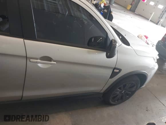 2021 Mitsubishi Outlander ES z VIN JA4ARUAU6MU027277, wystawiony jako IAAI lot #42273038 z przebiegiem 79 630 mil mil oraz . Historia ofert i sprzedaży dostępna na DreamBid. Obrazek 13.