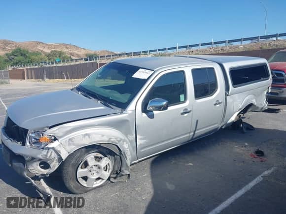 2008 Nissan Frontier SE z VIN 1N6AD09U68C425017, wystawiony jako IAAI lot #42393947 z przebiegiem Nie podano mil oraz . Historia ofert i sprzedaży dostępna na DreamBid. Obrazek 6.