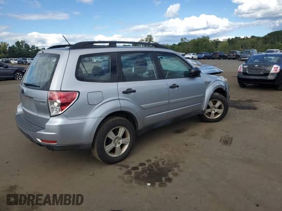 2013 Subaru Forester X z VIN JF2SHABC9DH409850, wystawiony jako Copart lot #70428495 z przebiegiem 113 681 mil mil oraz Szkoda całkowita • Salvage title. Historia ofert i sprzedaży dostępna na DreamBid. Obrazek 3.