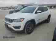 2019 Jeep Compass Altitude z VIN 3C4NJCBBXKT711522, wystawiony jako Copart lot #82715655 z przebiegiem 128 723 mil mil oraz Czysty tytuł • Clean title. Historia ofert i sprzedaży dostępna na DreamBid. Obrazek 1.
