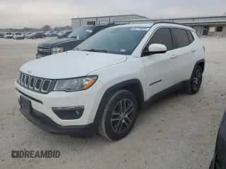 2019 Jeep Compass Altitude z VIN 3C4NJCBBXKT711522, wystawiony jako Copart lot #82715655 z przebiegiem 128 723 mil mil oraz Czysty tytuł • Clean title. Historia ofert i sprzedaży dostępna na DreamBid. Obrazek 1.