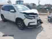 2022 Honda Pilot Touring 7-Passenger z VIN 5FNYF5H67NB027356, wystawiony jako IAAI lot #42080323 z przebiegiem 56 826 mil mil oraz . Historia ofert i sprzedaży dostępna na DreamBid. Obrazek 1.