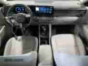 2025 Hyundai Kona SEL с VIN KM8HBCABXSU199032, выставлен на аукционе Copart как лот 89486755 с пробегом 23 098 миль миль и Чистый • Clean title. История ставок и продаж доступна на DreamBid. Изображение 8.