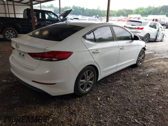 2017 Hyundai Elantra SE z VIN 5NPD84LF8HH144363, wystawiony jako IAAI lot #42429036 z przebiegiem 104 964 mil mil oraz . Historia ofert i sprzedaży dostępna na DreamBid. Obrazek 4.