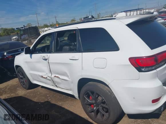 2018 Jeep Grand Cherokee SRT z VIN 1C4RJFDJ8JC157091, wystawiony jako IAAI lot #43220203 z przebiegiem 54 593 mil mil oraz . Historia ofert i sprzedaży dostępna na DreamBid. Obrazek 15.