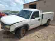 2003 Chevrolet Silverado 2500HD z VIN 1GBHK24U43E255655, wystawiony jako IAAI lot #42124091 z przebiegiem 354 543 mil mil oraz . Historia ofert i sprzedaży dostępna na DreamBid. Obrazek 2.