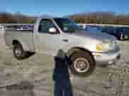2002 Ford F-150 XL z VIN 1FTRF18212NA49764, wystawiony jako Copart lot #81626174 z przebiegiem Nie podano mil oraz Czysty tytuł • Clean title. Historia ofert i sprzedaży dostępna na DreamBid. Obrazek 4.