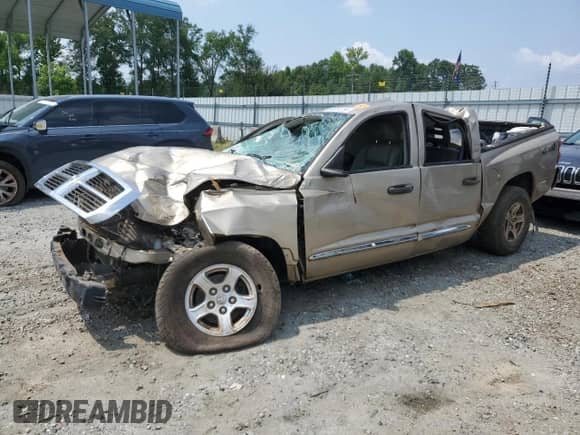 2005 Dodge Dakota Laramie z VIN 1D7HW58N15S145340, wystawiony jako Copart lot #58954154 z przebiegiem Nie podano mil oraz Szkoda całkowita • Salvage title. Historia ofert i sprzedaży dostępna na DreamBid. Obrazek 1.