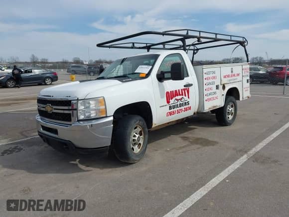 2011 Chevrolet Silverado 2500HD Work Truck z VIN 1GB0KVCG3BZ435842, wystawiony jako IAAI lot #42012293 z przebiegiem 345 993 mil mil oraz . Historia ofert i sprzedaży dostępna na DreamBid. Obrazek 2.