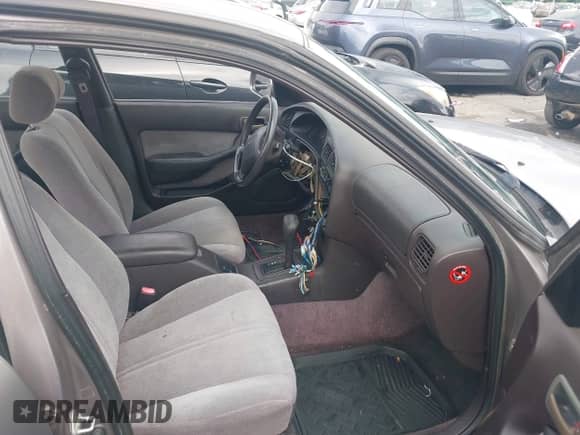 1996 Toyota Camry LE z VIN 4T1BF12KXTU140593, wystawiony jako IAAI lot #43025305 z przebiegiem 112 167 mil mil oraz . Historia ofert i sprzedaży dostępna na DreamBid. Obrazek 5.