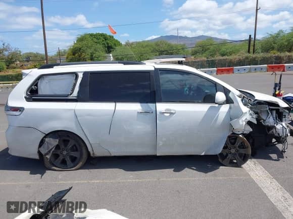 2015 Toyota Sienna SE with VIN 5TDXK3DC2FS621891, listed as a IAAI auction lot 42832318 with 110,420 mi miles and . Bid and sale history available at DreamBid. Image 13.