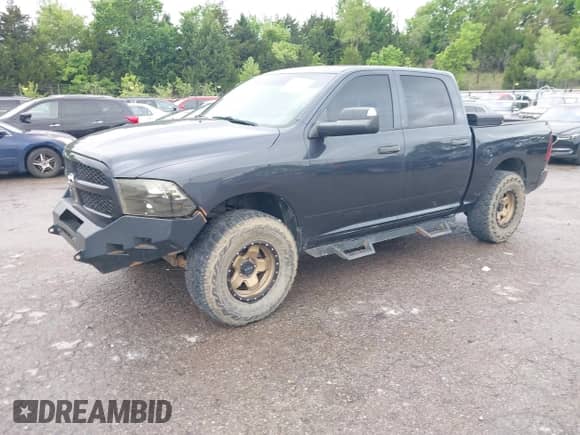 2014 Ram 1500 Express z VIN 1C6RR7KT2ES209790, wystawiony jako IAAI lot #42123172 z przebiegiem 151 485 mil mil oraz . Historia ofert i sprzedaży dostępna na DreamBid. Obrazek 2.