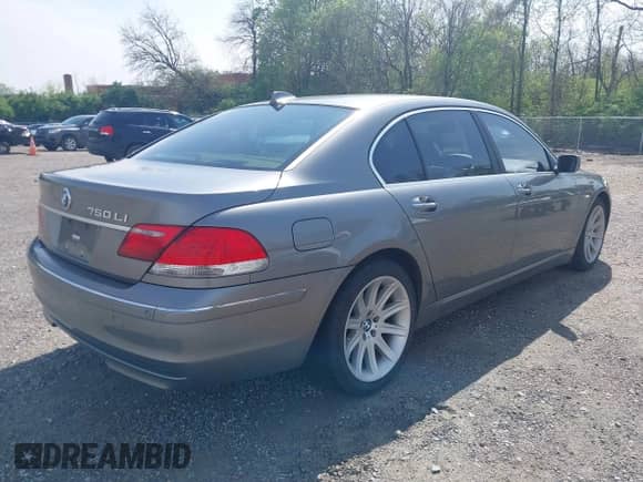 2006 BMW 7 Series 750Li z VIN WBAHN83536DT39909, wystawiony jako IAAI lot #42159139 z przebiegiem 107 734 mil mil oraz . Historia ofert i sprzedaży dostępna na DreamBid. Obrazek 4.