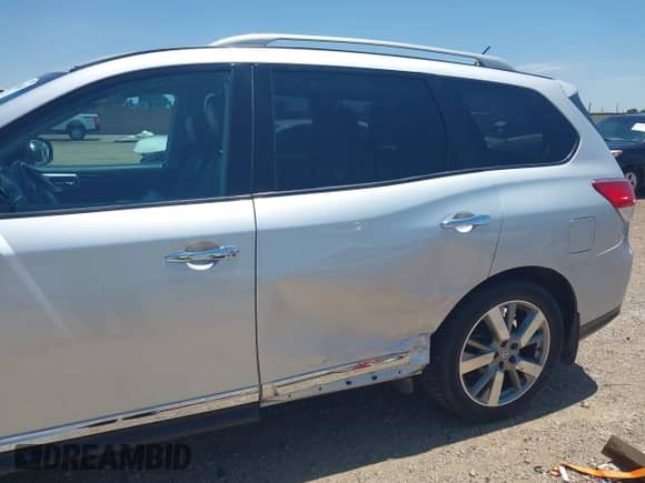 2014 Nissan Pathfinder SV z VIN 5N1AR2MM2EC600717, wystawiony jako IAAI lot #42335010 z przebiegiem 116 887 mil mil oraz . Historia ofert i sprzedaży dostępna na DreamBid. Obrazek 6.