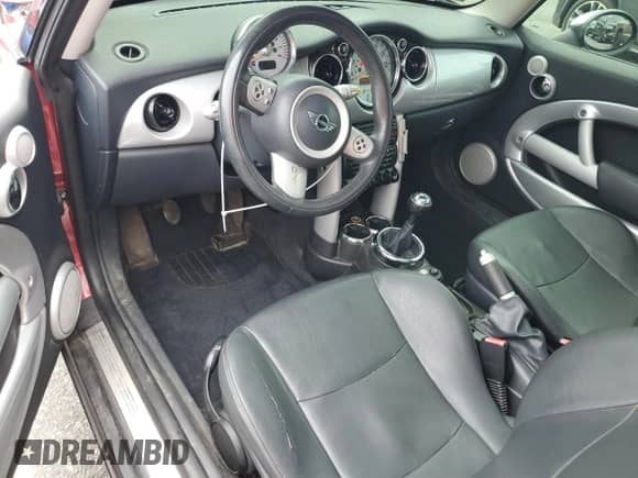 2006 MINI Hardtop with VIN WMWRC33526TK66647, listed as a Copart auction lot 81100025 with 179,203 mi miles and Salvage title. Bid and sale history available at DreamBid. Image 8.