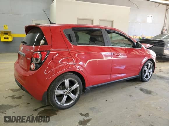 2013 Chevrolet Sonic RS z VIN 1G1JH6SB9D4227824, wystawiony jako Copart lot #83392164 z przebiegiem 107 654 mil mil oraz Szkoda całkowita • Salvage title. Historia ofert i sprzedaży dostępna na DreamBid. Obrazek 3.