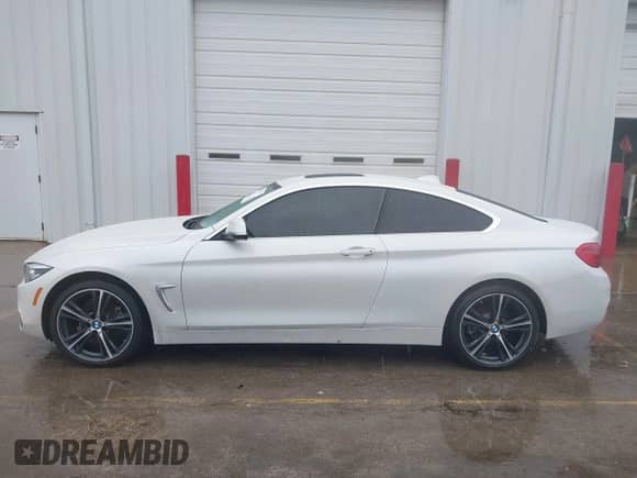 2019 BMW 4 Series 430i xDrive z VIN WBA4W5C51KAE51214, wystawiony jako IAAI lot #41225505 z przebiegiem 52 288 mil mil oraz . Historia ofert i sprzedaży dostępna na DreamBid. Obrazek 14.