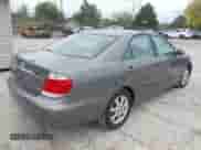 2005 Toyota Camry LE z VIN 4T1BF30K35U604602, wystawiony jako IAAI lot #43415458 z przebiegiem 217 265 mil mil oraz . Historia ofert i sprzedaży dostępna na DreamBid. Obrazek 4.