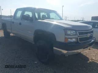 2007 Chevrolet Silverado 2500HD LT3 z VIN 1GCHK23U17F116435, wystawiony jako IAAI lot #42774948 z przebiegiem 278 019 mil mil oraz . Historia ofert i sprzedaży dostępna na DreamBid. Obrazek 1.