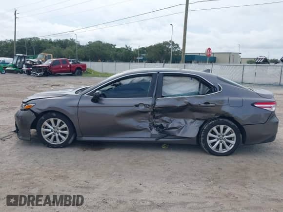 2020 Toyota Camry LE z VIN 4T1C11AK2LU999892, wystawiony jako IAAI lot #43225624 z przebiegiem Nie podano mil oraz . Historia ofert i sprzedaży dostępna na DreamBid. Obrazek 14.