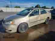 2005 Toyota Corolla LE z VIN 1NXBR32E55Z498393, wystawiony jako Copart lot #80367135 z przebiegiem 277 881 mil mil oraz Szkoda całkowita • Salvage title. Historia ofert i sprzedaży dostępna na DreamBid. Obrazek 1.