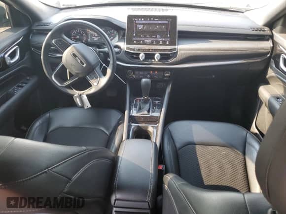 2022 Jeep Compass Altitude z VIN 3C4NJCBB9NT188076, wystawiony jako Copart lot #67362395 z przebiegiem 58 066 mil mil oraz Szkoda całkowita • Salvage title. Historia ofert i sprzedaży dostępna na DreamBid. Obrazek 8.